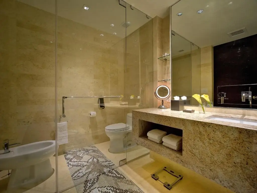 EB Hotel Miami Airport bathroom view