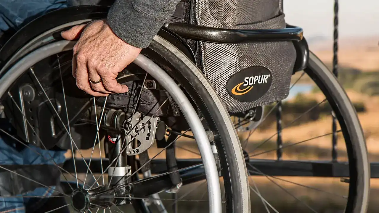 Airport staff assisting a wheelchair user at Miami Airport’s special pick-up and drop-off area
