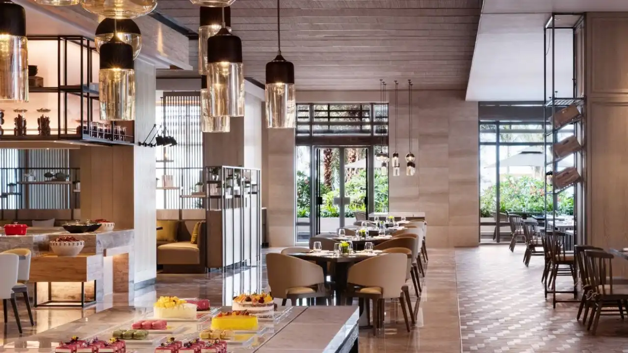 Dining options at Turkish Airlines Terminal J